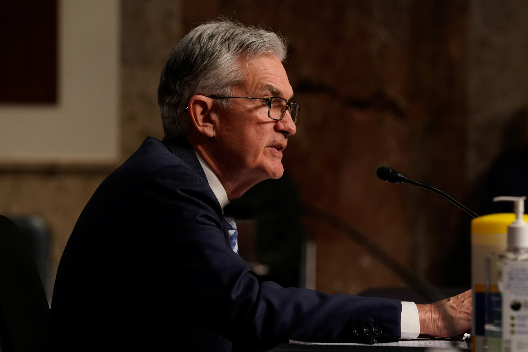 Federal Reserve Chair Jerome Powell testifies before a Senate Banking Committee hybrid hearing on oversight of the Treasury Department and the Federal Reserve on Capitol Hill in Washington, U.S., November 30, 2021. REUTERS/Elizabeth Frantz